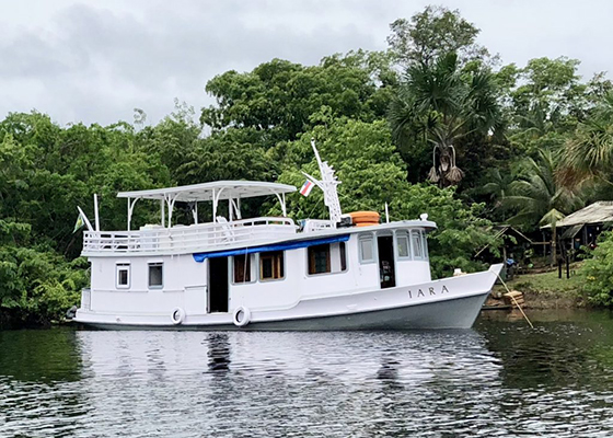 a foto é do barco Iara, projetado para acomodar 4 pessoas - by Amazônia Expeditions
